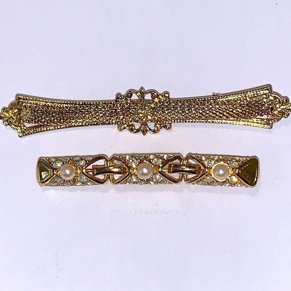Richelieu Jewelry - 2 Vintage Gold Tone Brooches 1 Richelieu